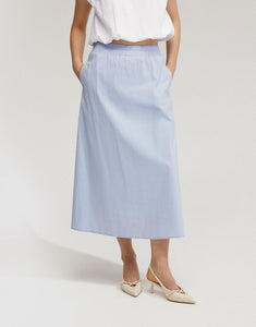 A fresh cotton midi skirt that is perfect for the warmer months. Style with the cotton polo, tee or blouse depending on the event. A lovely shade of blue for a light and feminine spring summer look