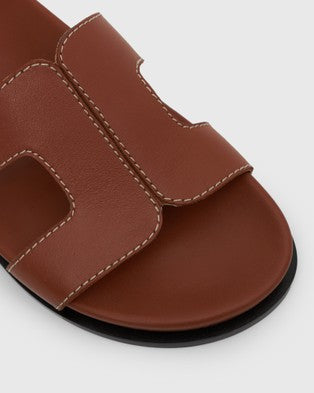 Leather super comfy slides. Pair with each of your looks for a chic vibe, even when there's lots of walking involved.