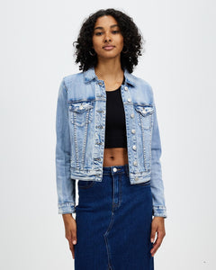 A casual timeless denim jacket is a must have in every wardrobe. This style is a bit more chic and stylish. Feminine shape and perfect all rounder. Team with chinos, skirts, jeans or over dresses for a fresh look.