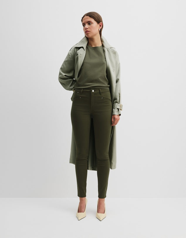 A flattering pair of skinny jeans in a neutral moss green colour perfect for all year round. Team with a basic white t-shirt for weekends or style back with a tonal knit, shirt, blazer or denim jacket for smart casual and work.